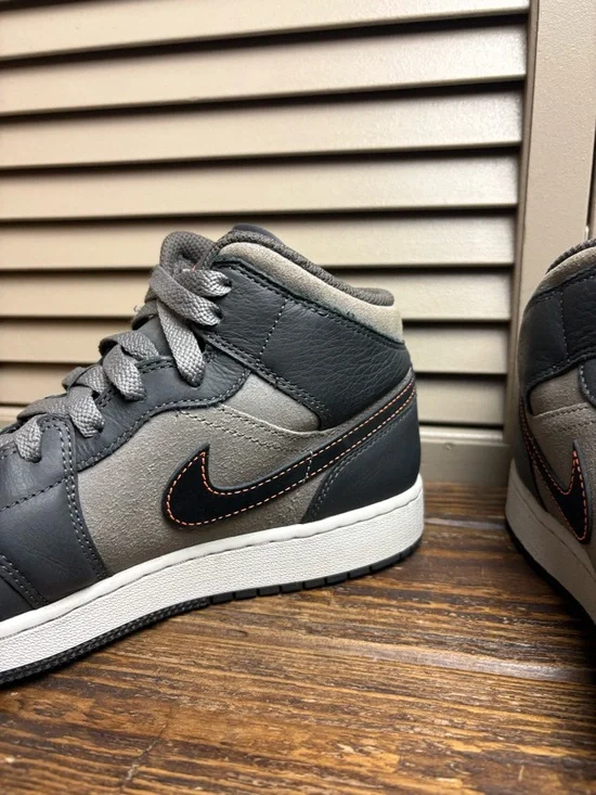 Nike Air Jordan 1 Mid SE in the "Night Stadium" colorway 7Y - Picture 7 of 11